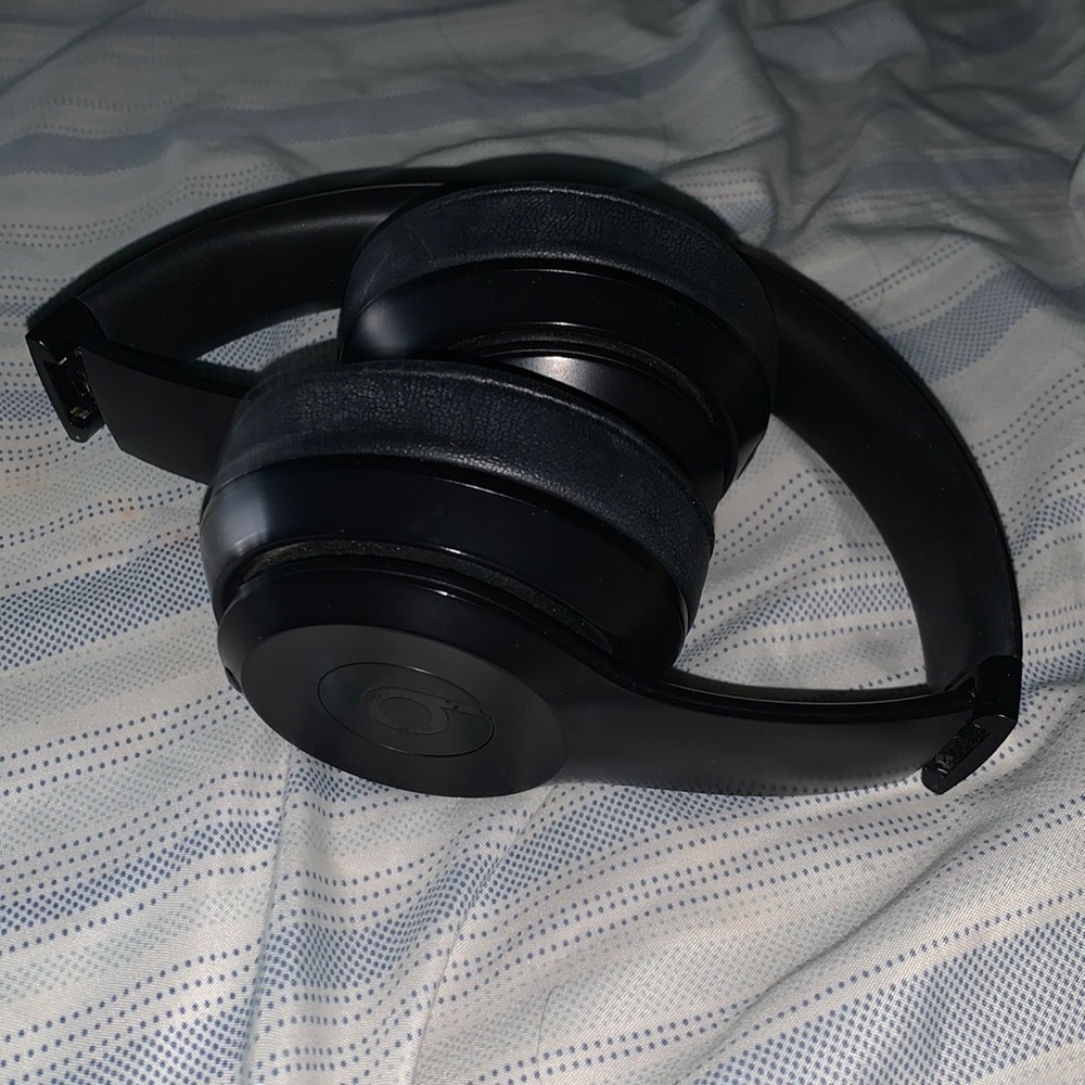 Beats solo 3 blutooth on ear headphones
